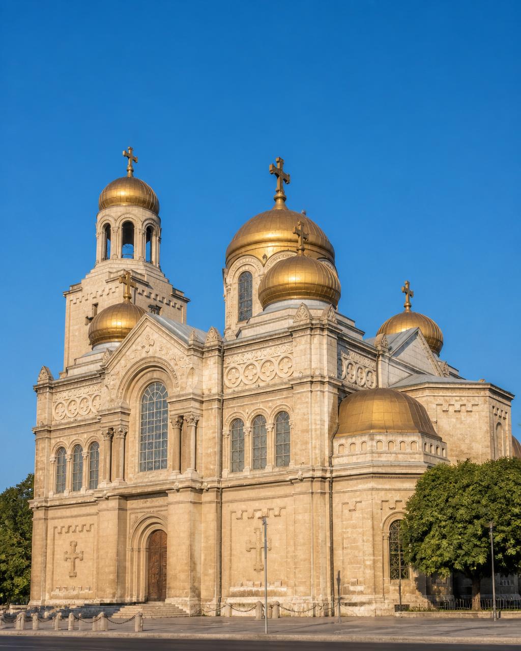 Mariä-Himmelfahrt-Kathedrale in Varna mit kupferfarbenen Kuppeln